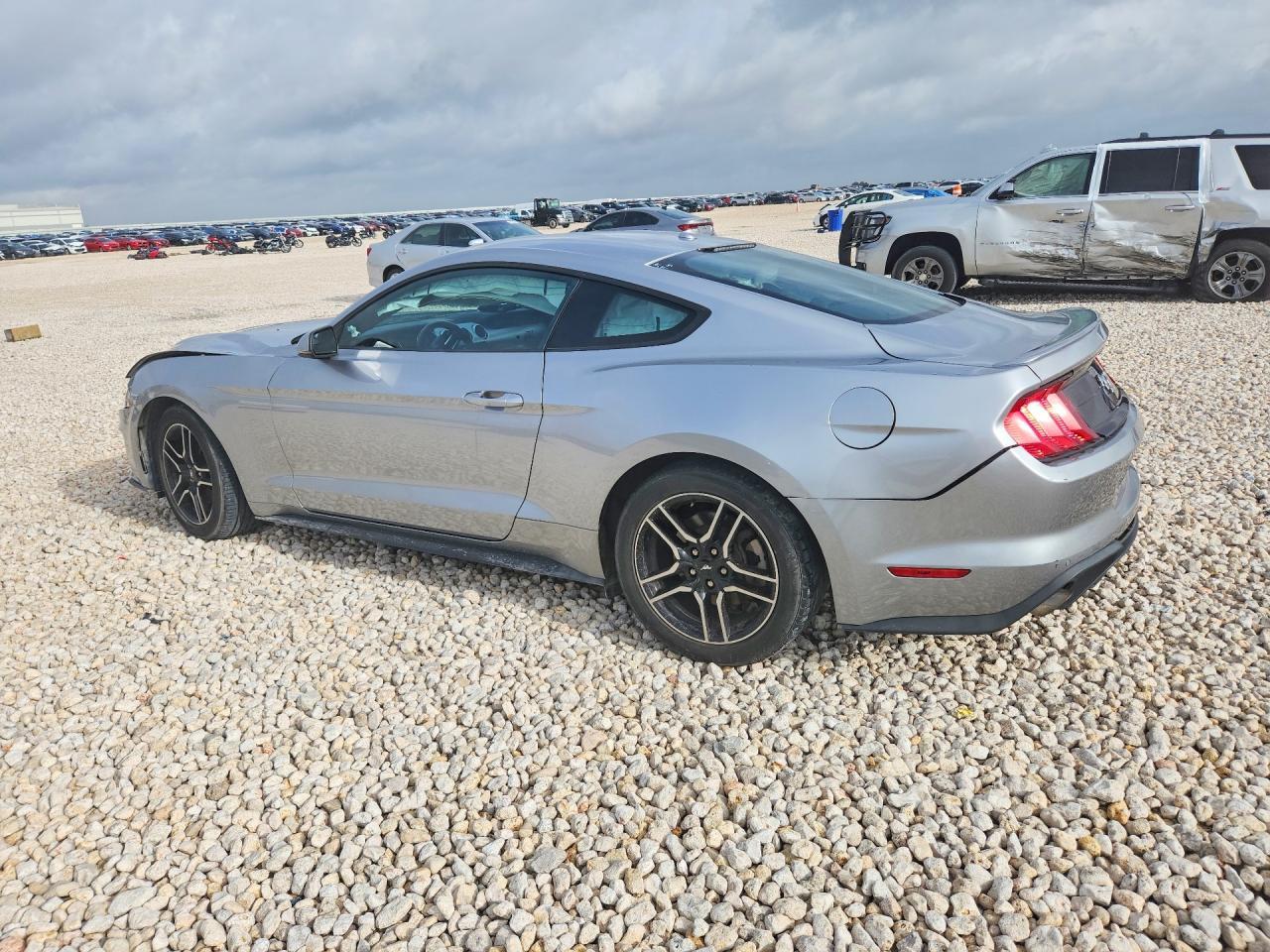 2020 Ford Mustang - zdjęcie 2
