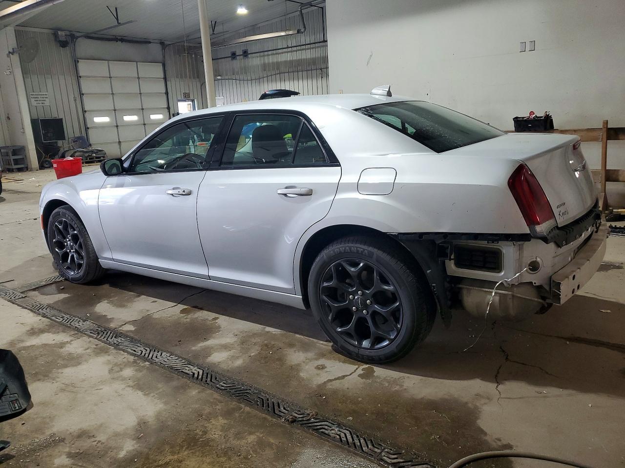 2020 Chrysler 300 Touring - zdjęcie 2