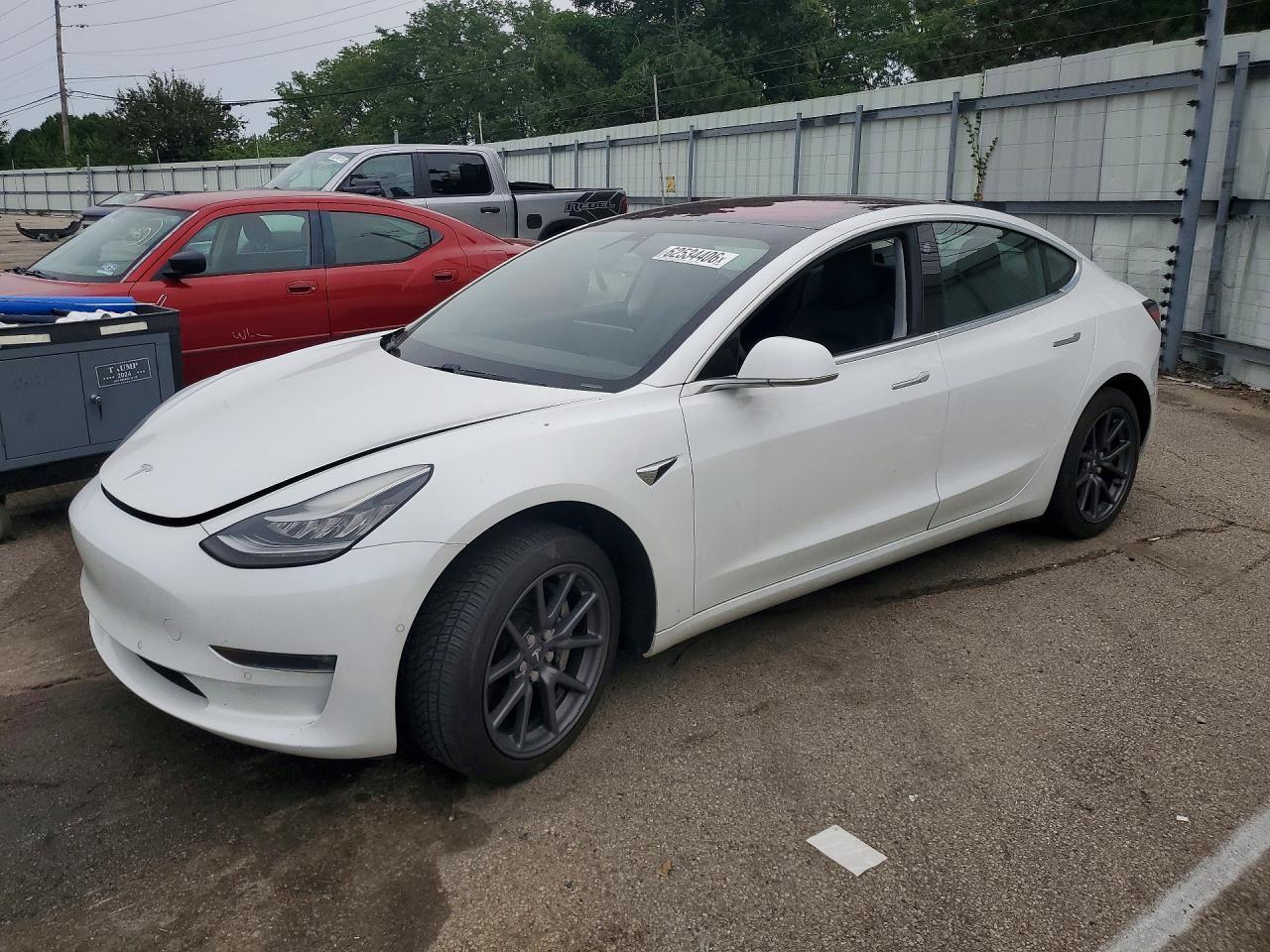 2018 Tesla Model 3 - zdjęcie główne