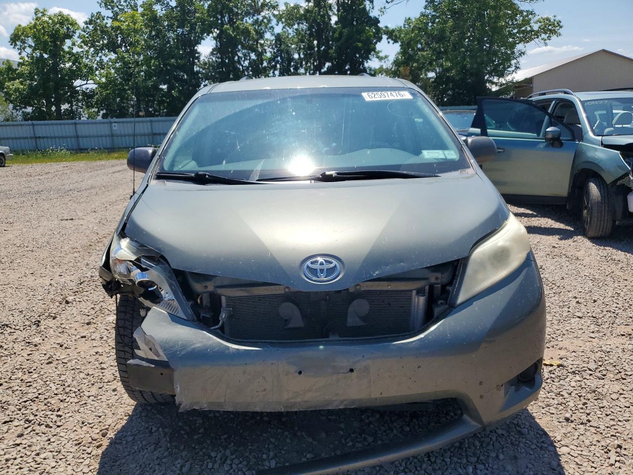 2014 Toyota Sienna Le - zdjęcie 5