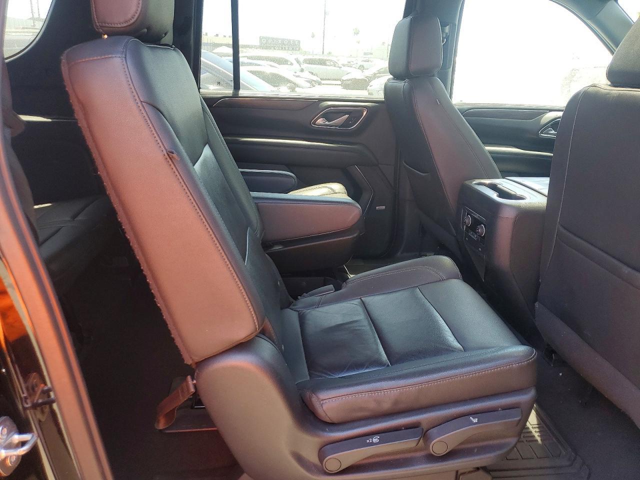 2022 Chevrolet Suburban C1500 Lt - zdjęcie 11
