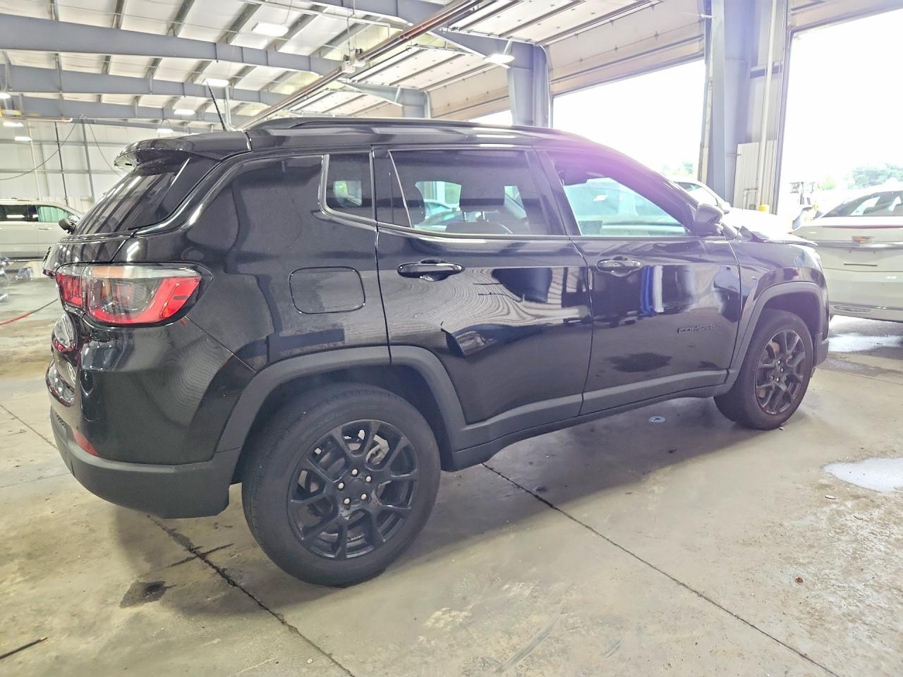 2023 Jeep Compass Latitude - zdjęcie 3