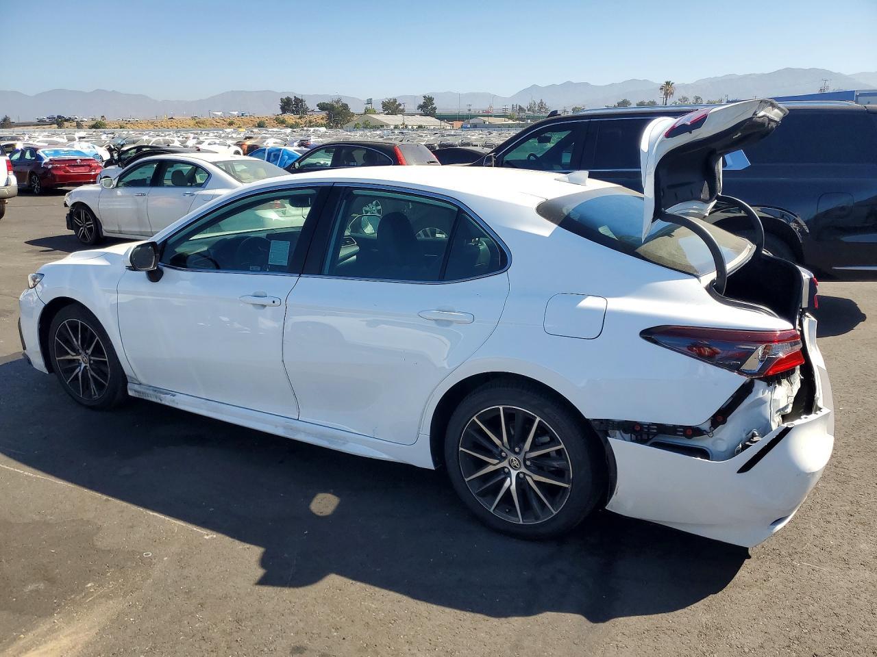 2023 Toyota Camry Se - zdjęcie 2