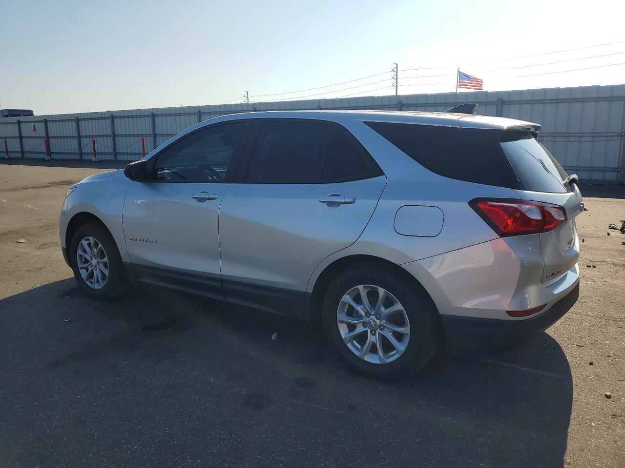 2020 Chevrolet Equinox Ls - zdjęcie 2