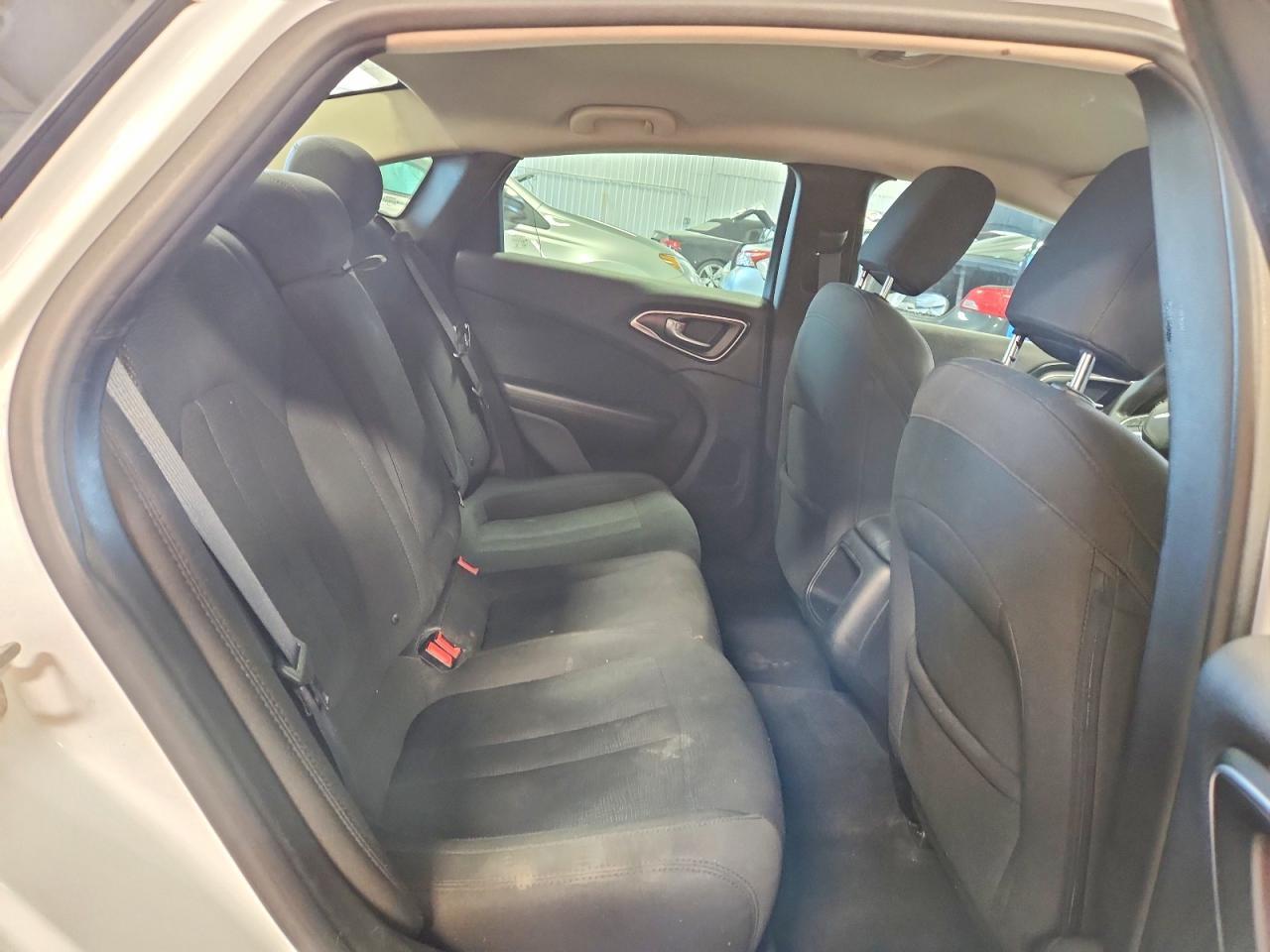 2015 Chrysler 200 Limited - zdjęcie 10