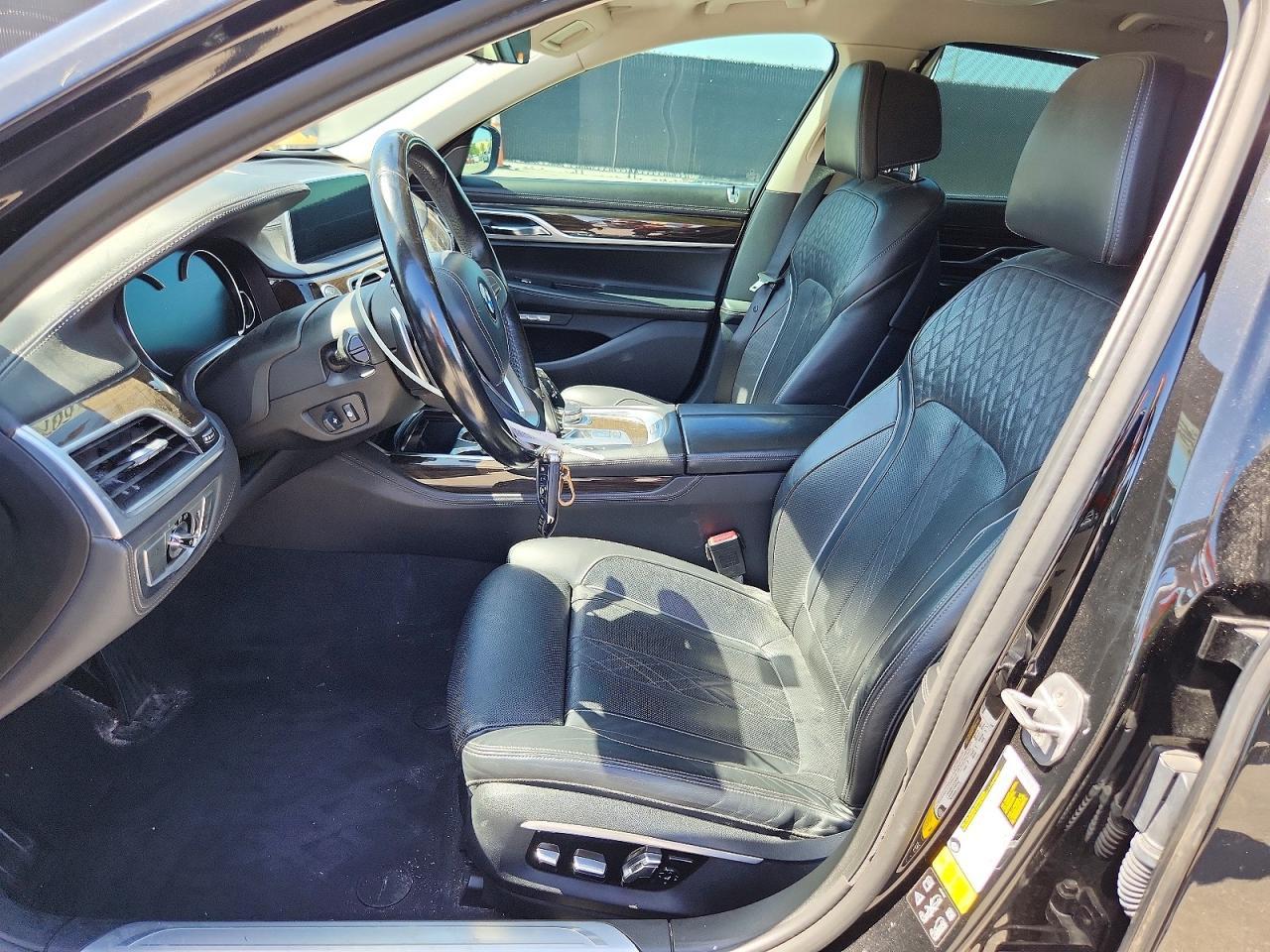 2016 BMW Seria 7 750i - zdjęcie 7