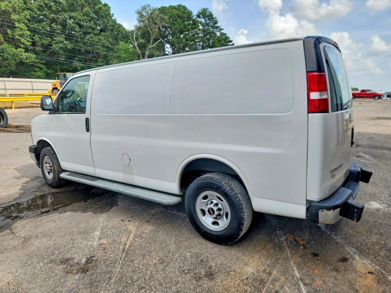 2022 GMC Savana G2500 - zdjęcie 2