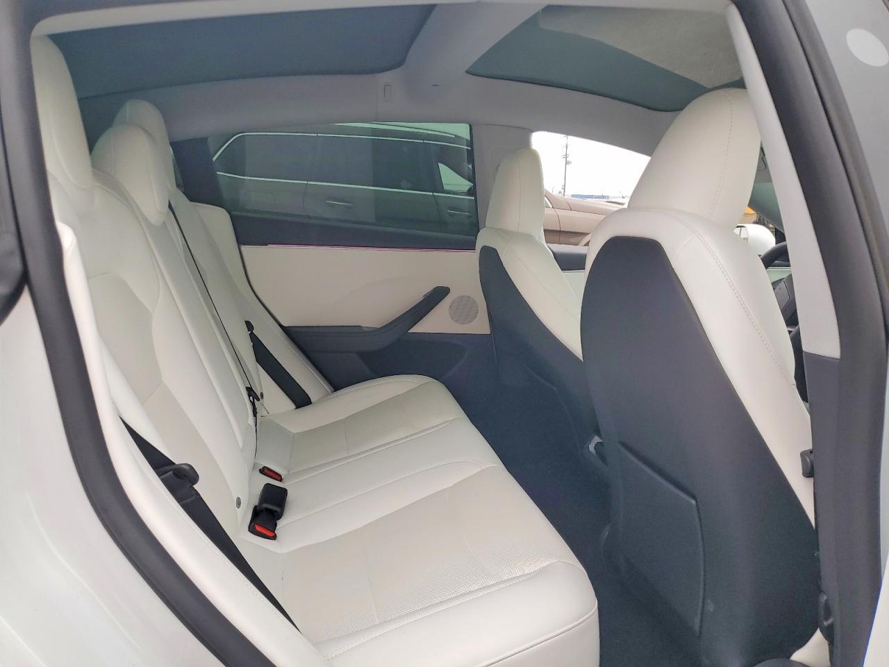 2025 Tesla Model 3 - zdjęcie 10