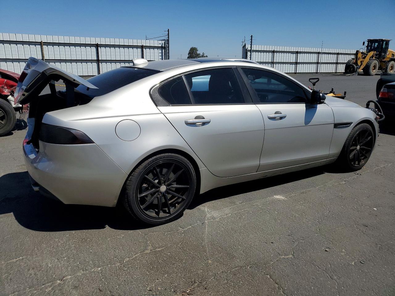 2017 Jaguar Xe Premium - zdjęcie 3