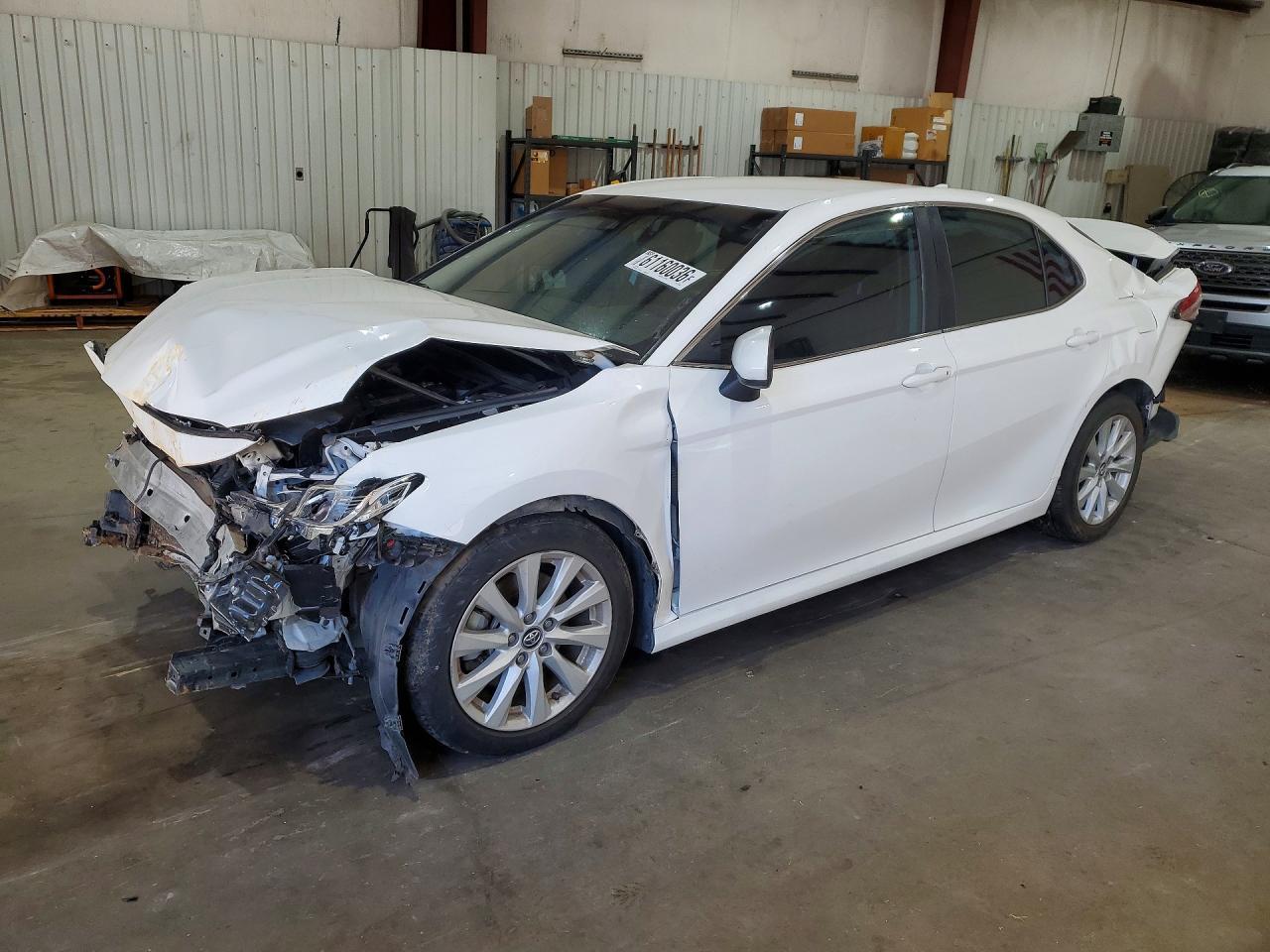 2020 Toyota Camry Le - zdjęcie główne