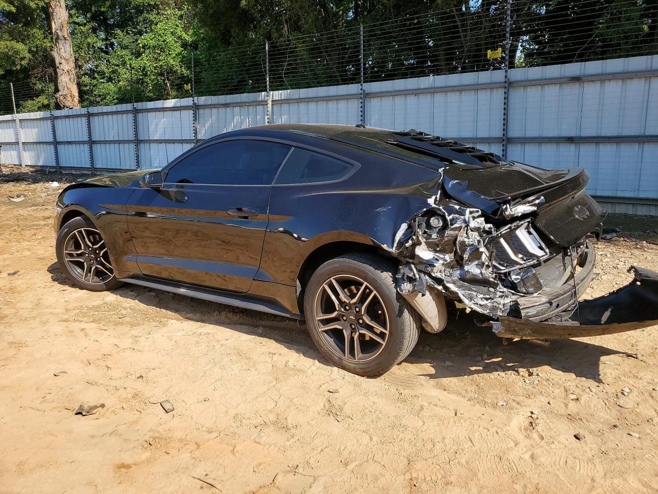 2020 Ford Mustang - zdjęcie 2
