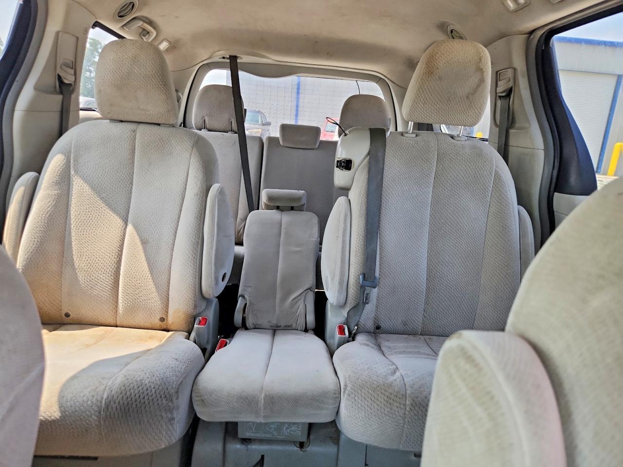 2013 Toyota Sienna Le - zdjęcie 10