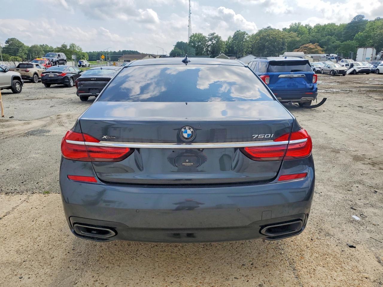 2016 BMW Seria 7 750i - zdjęcie 6