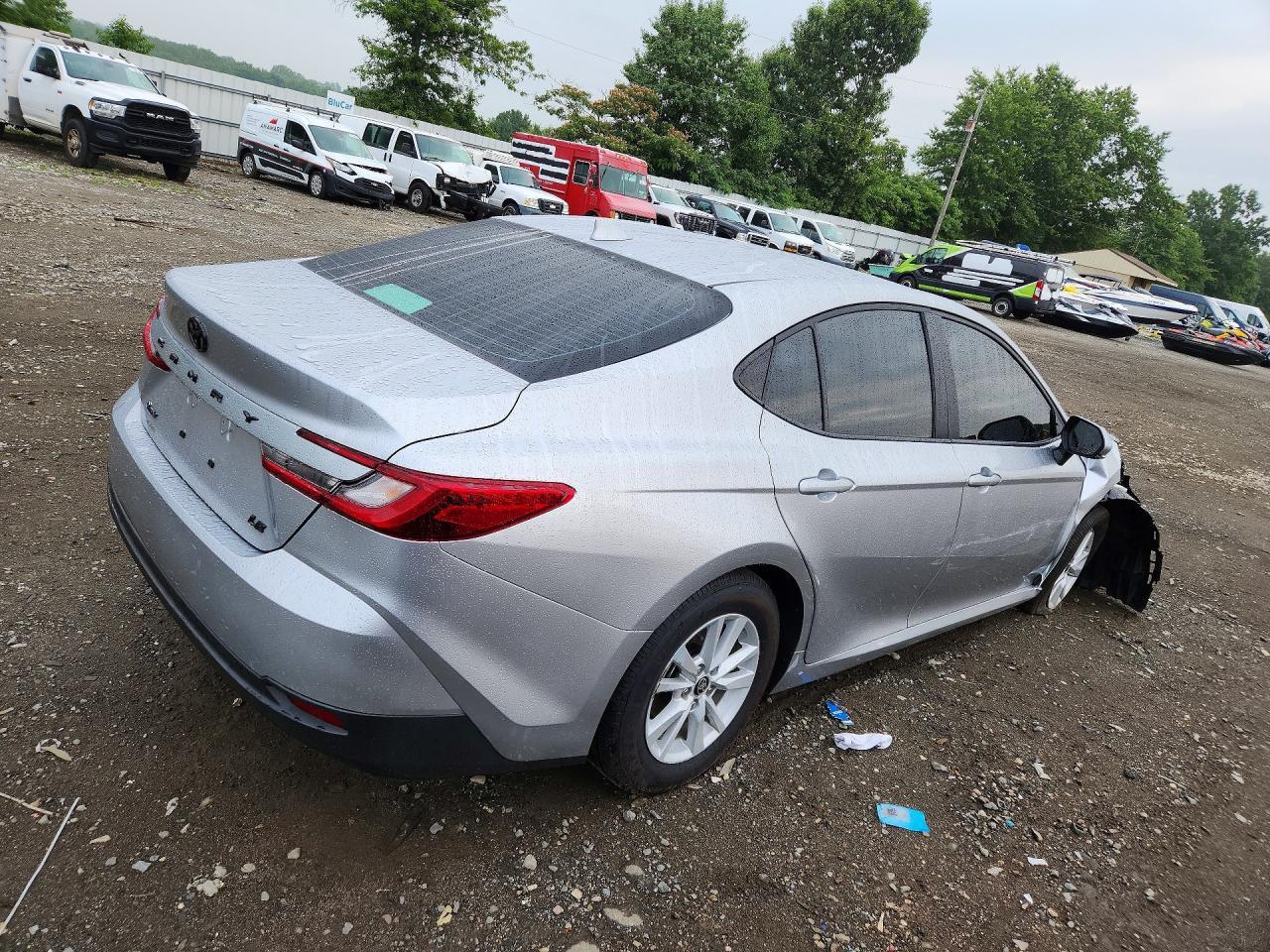 2026 Toyota Camry Le - zdjęcie 3