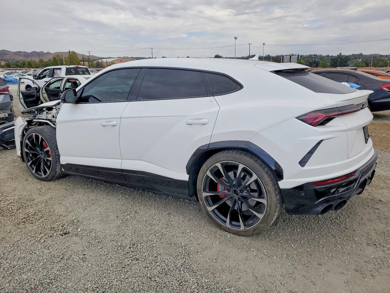 2022 Lamborghini Urus - zdjęcie 2
