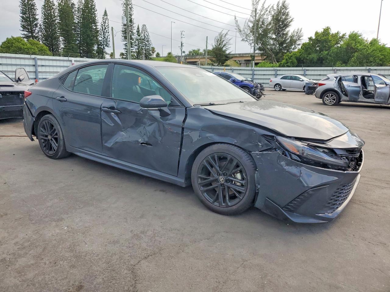 2025 Toyota Camry Se - zdjęcie 4