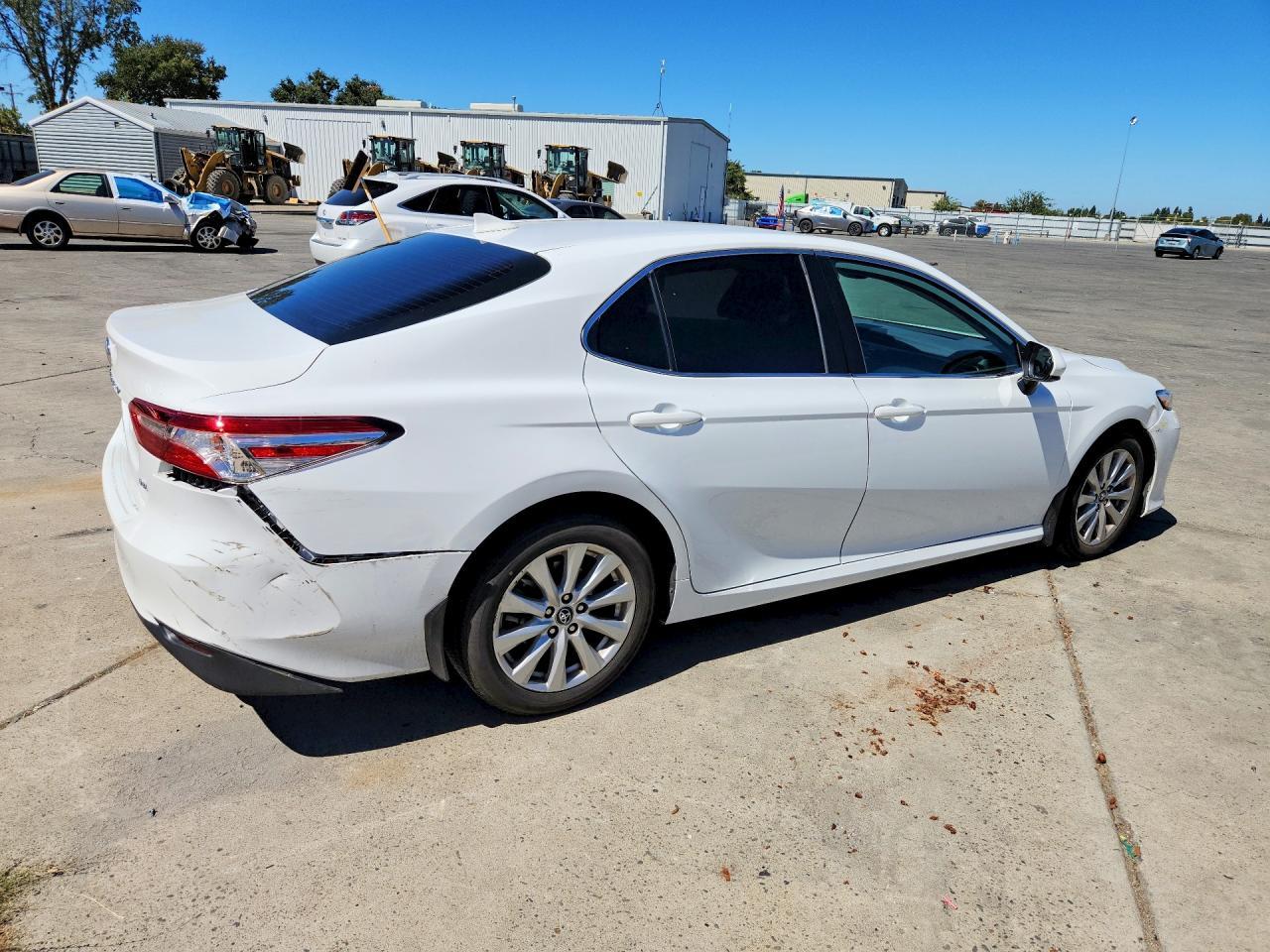 2020 Toyota Camry Le - zdjęcie 3