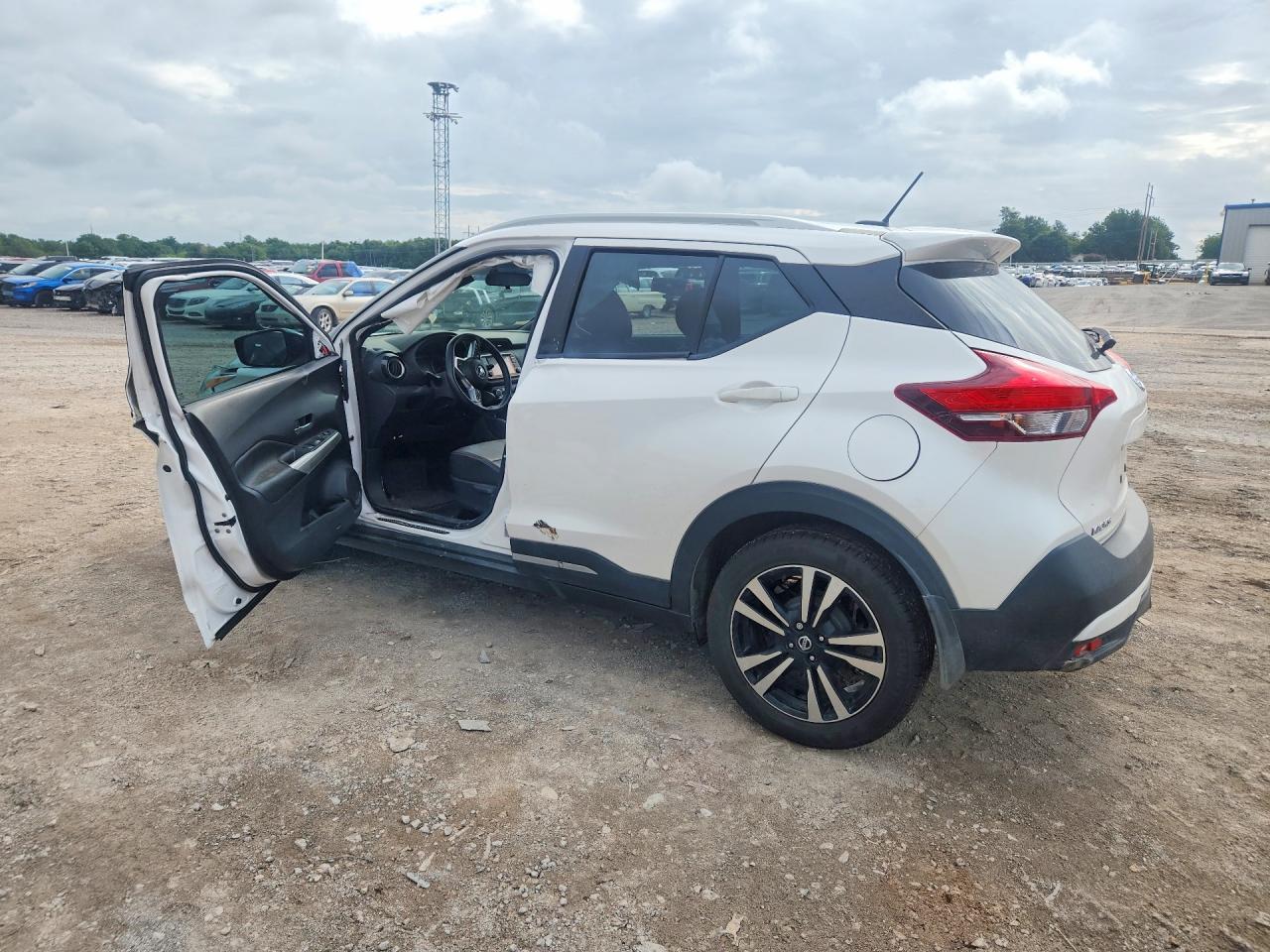 2019 Nissan Kicks Sr - zdjęcie 2