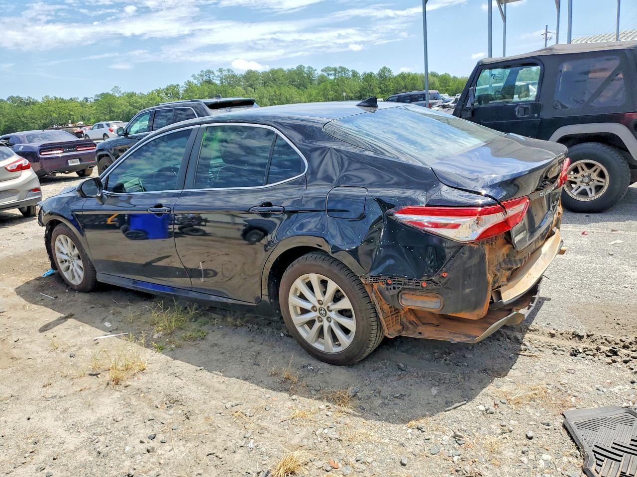 2020 Toyota Camry Le - zdjęcie 2