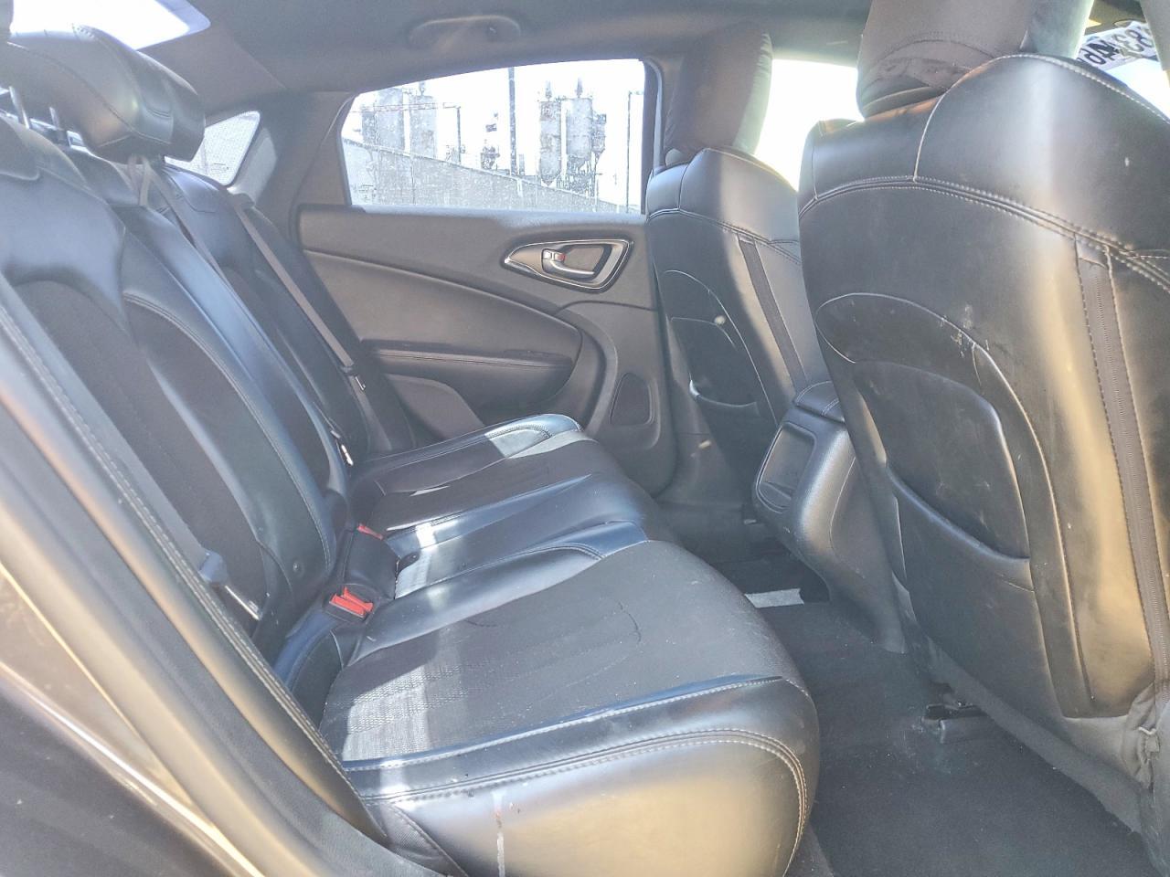 2016 Chrysler 200 S - zdjęcie 10