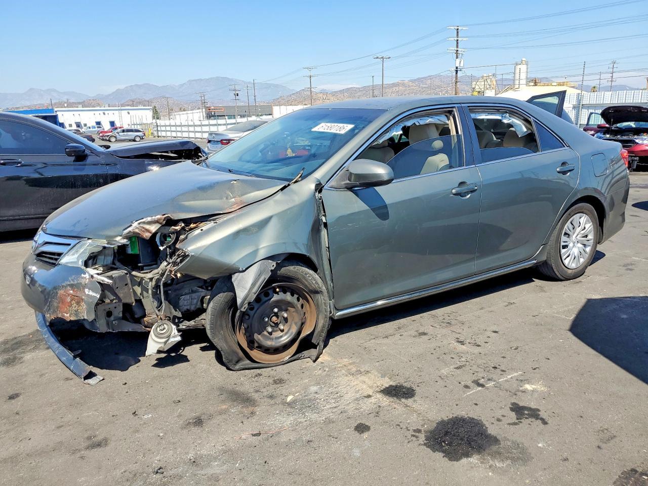 2014 Toyota Camry Le - zdjęcie główne