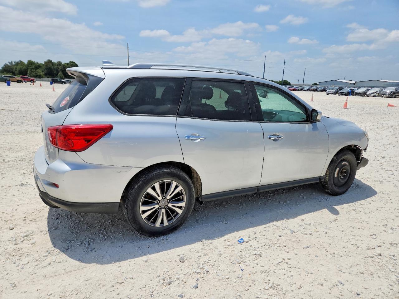 2020 Nissan Pathfinder Sv - zdjęcie 3