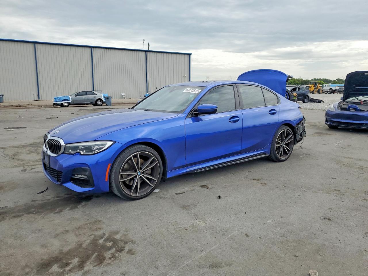 2020 BMW Seria 3 330i - zdjęcie główne
