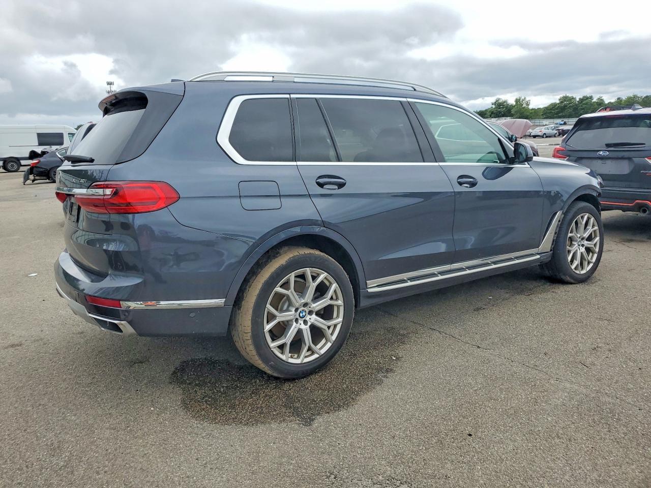 2021 BMW X7 xDrive40I - zdjęcie 3