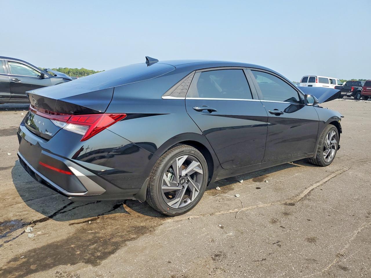 2026 Hyundai Elantra Limited - zdjęcie 3