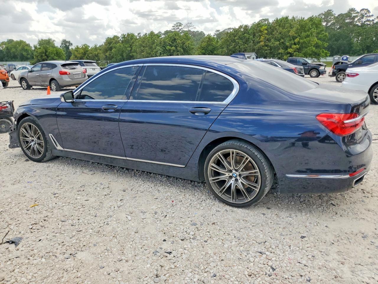 2016 BMW Seria 7 750i - zdjęcie 2