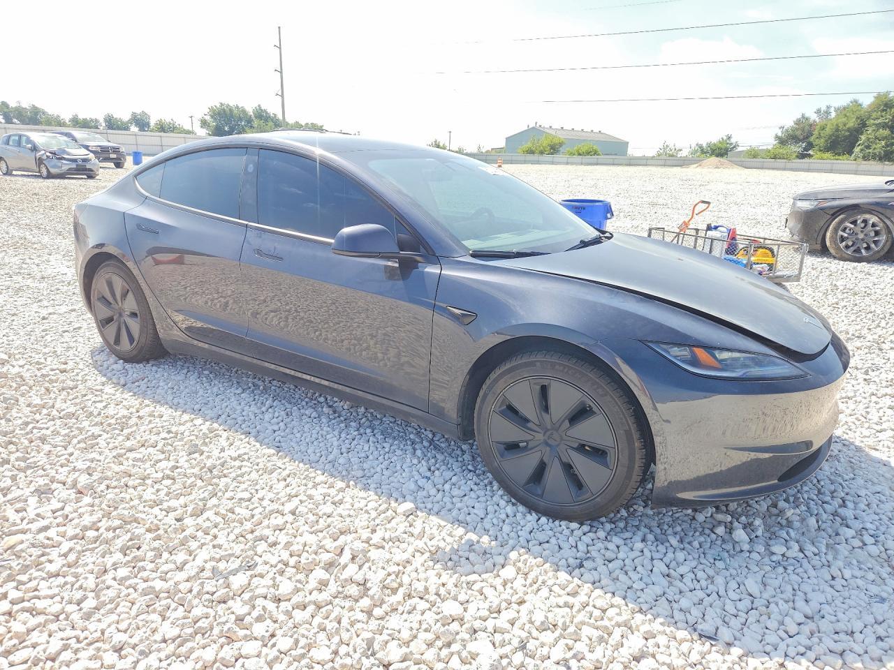 2025 Tesla Model 3 - zdjęcie 4