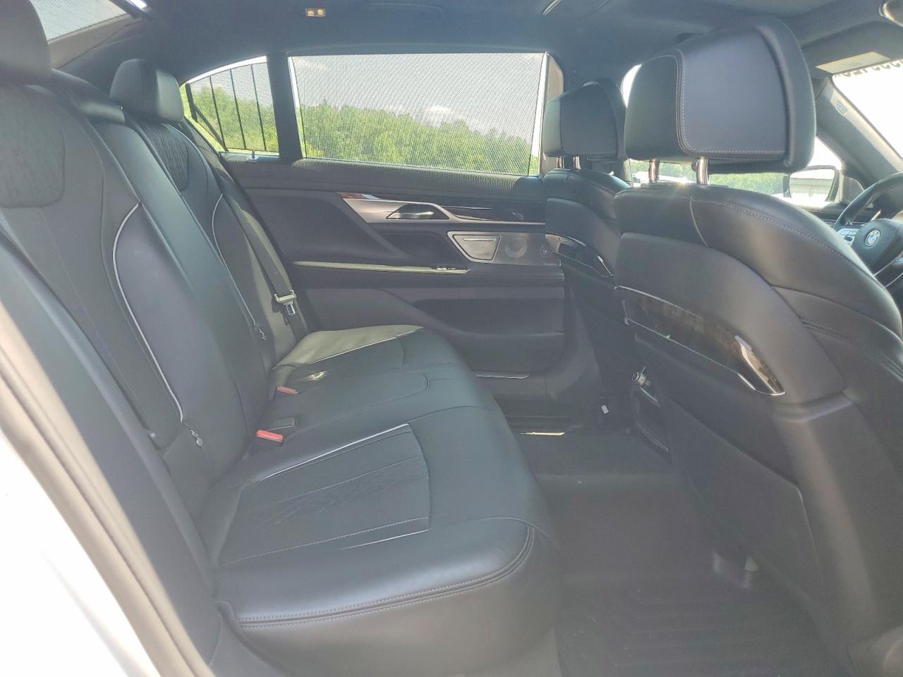 2016 BMW Seria 7 750i - zdjęcie 10