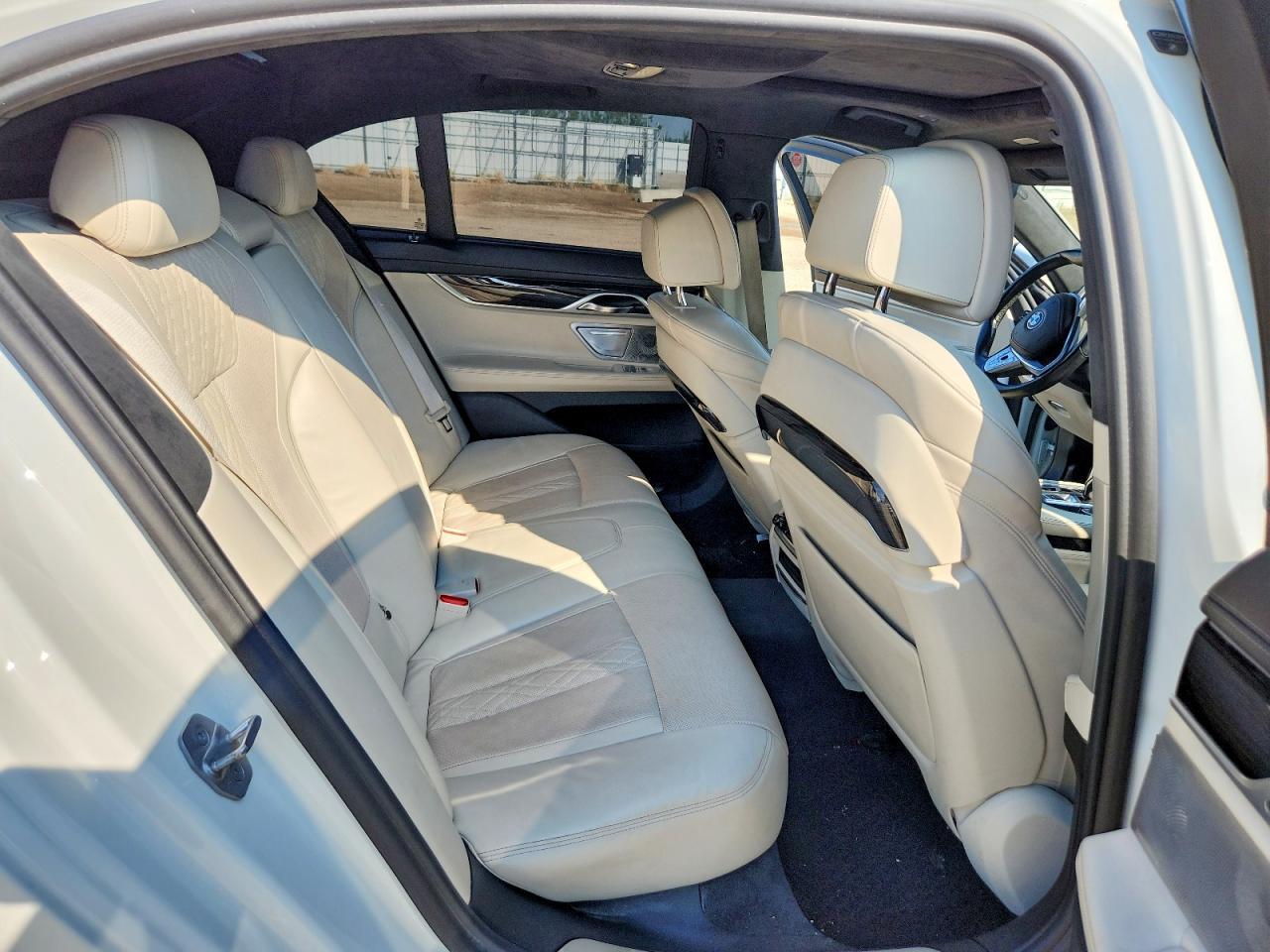 2017 BMW 750 Xi - zdjęcie 10