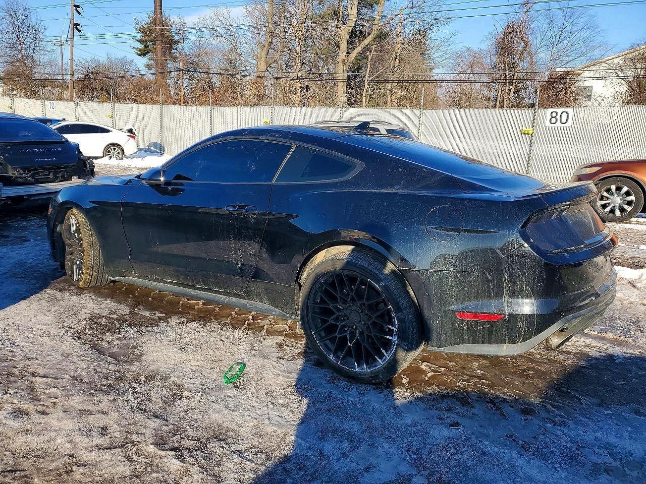 2021 Ford Mustang - zdjęcie 2