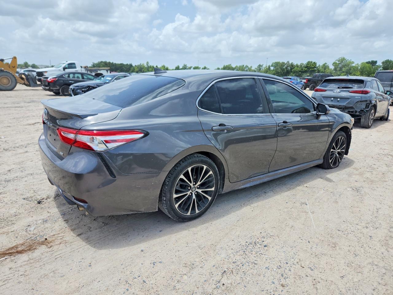 2020 Toyota Camry Se - zdjęcie 3