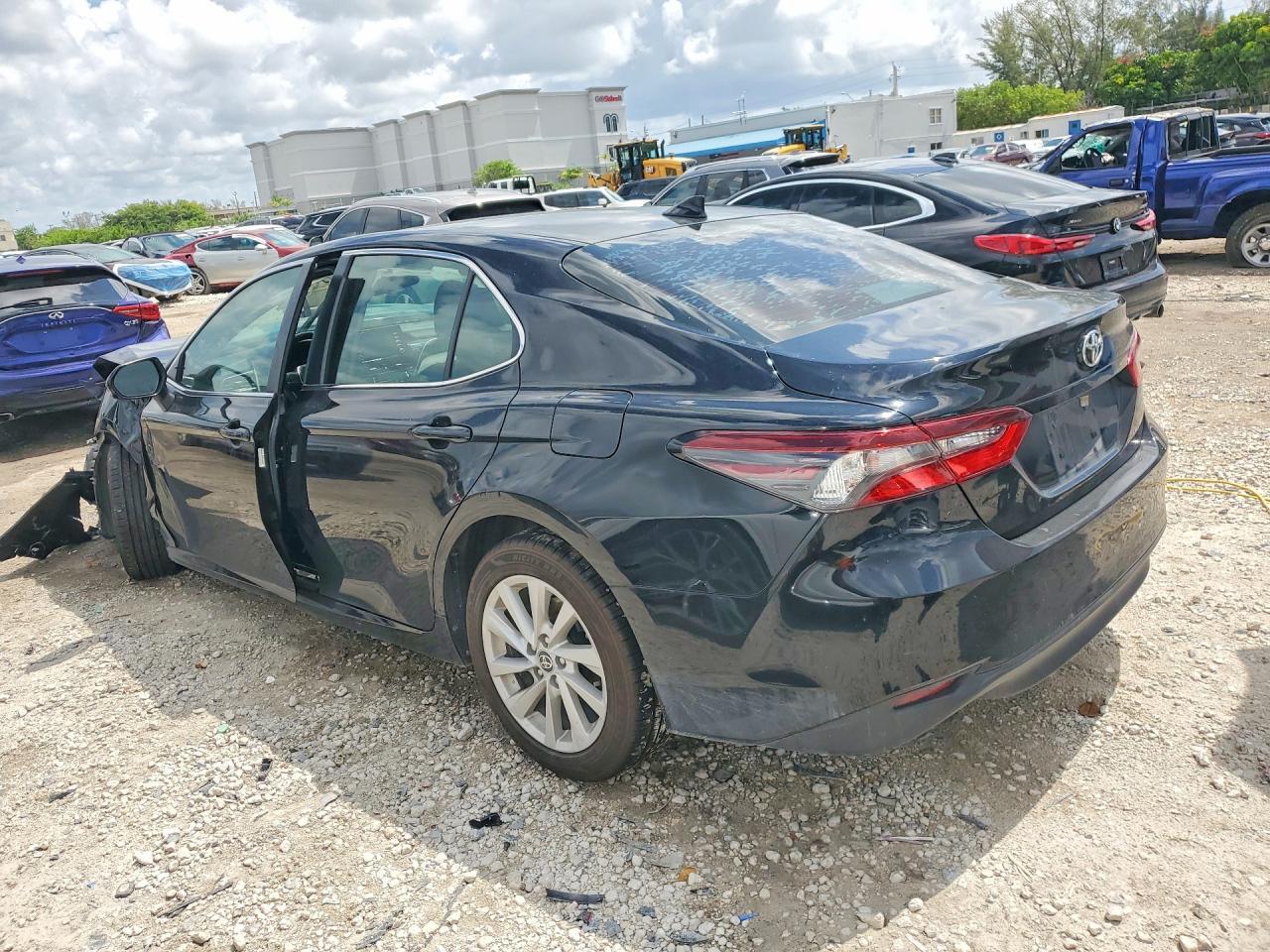 2022 Toyota Camry Le - zdjęcie 3