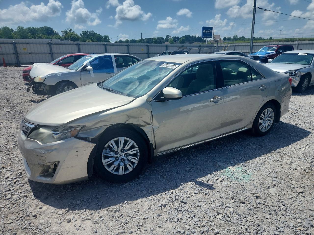 2014 Toyota Camry Le - zdjęcie główne