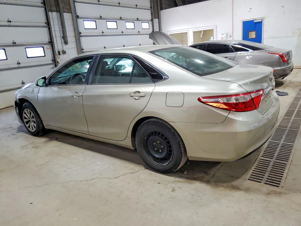 2016 Toyota Camry Le - zdjęcie 2