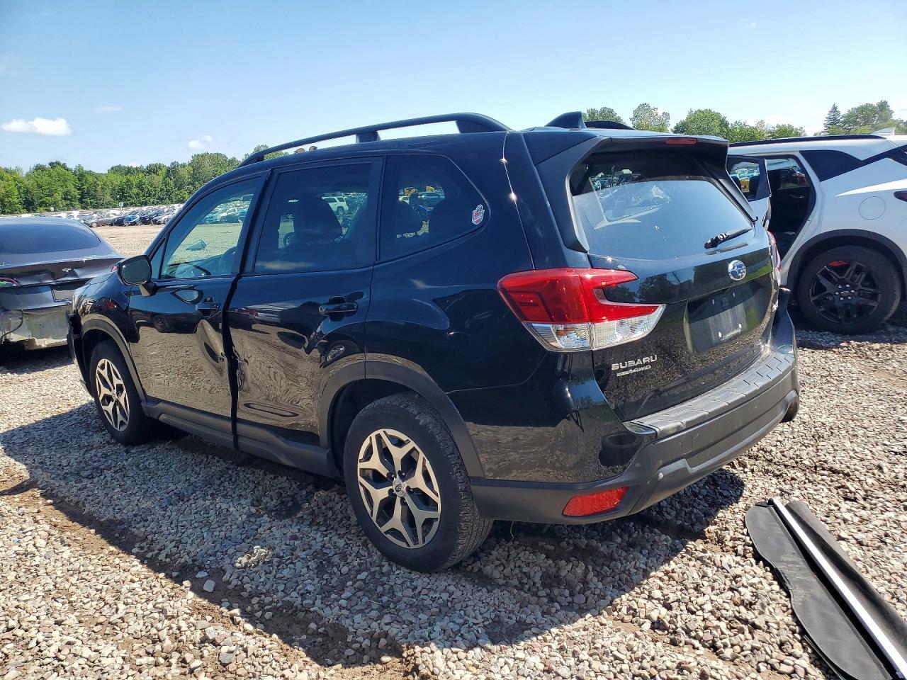2021 Subaru Forester Premium - zdjęcie 2