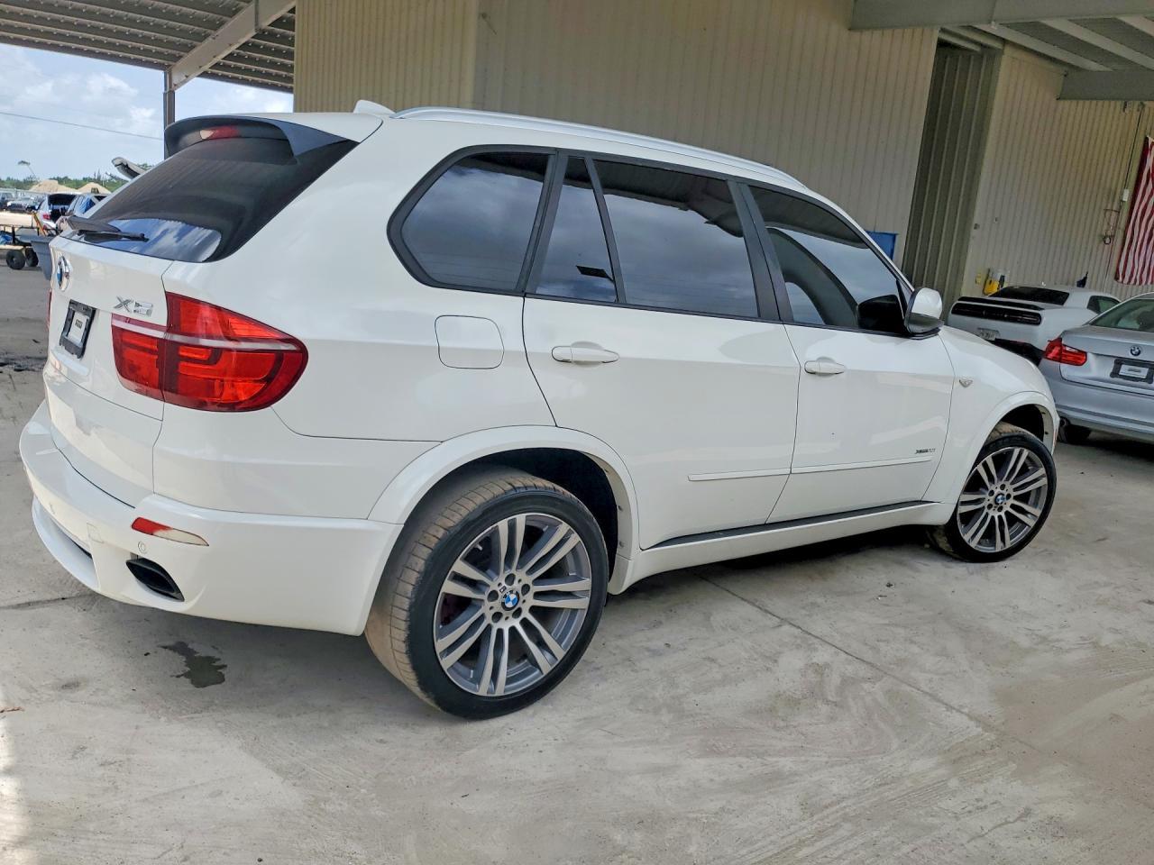 2013 BMW X5 xDrive50I - zdjęcie 3