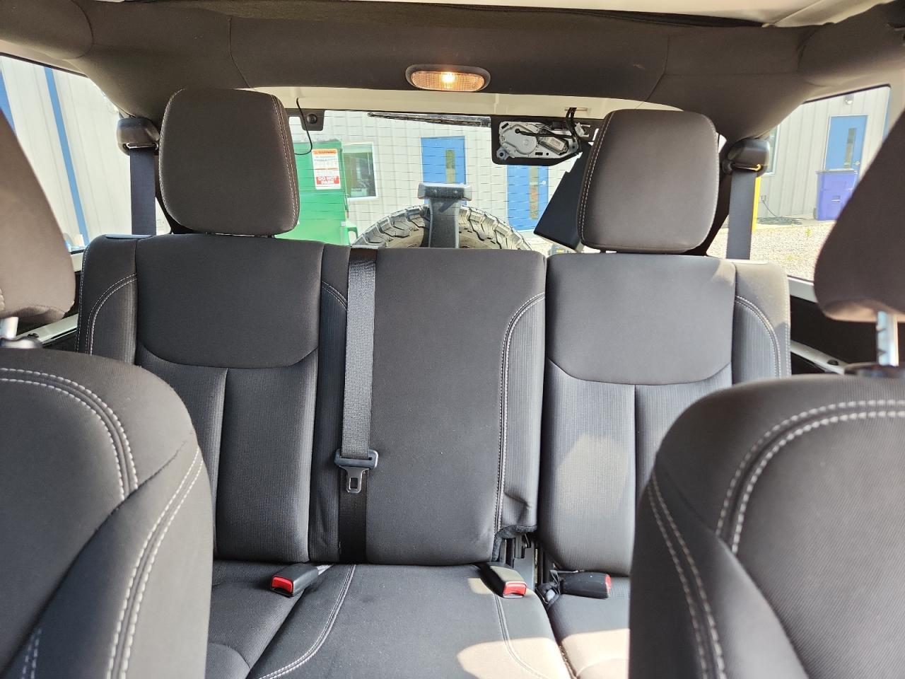 2017 Jeep Wrangler Unlimited Sahara - zdjęcie 10