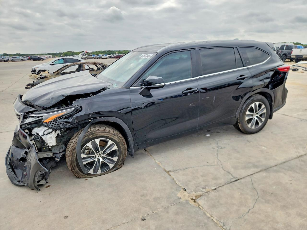 2023 Toyota Highlander Xle - zdjęcie główne