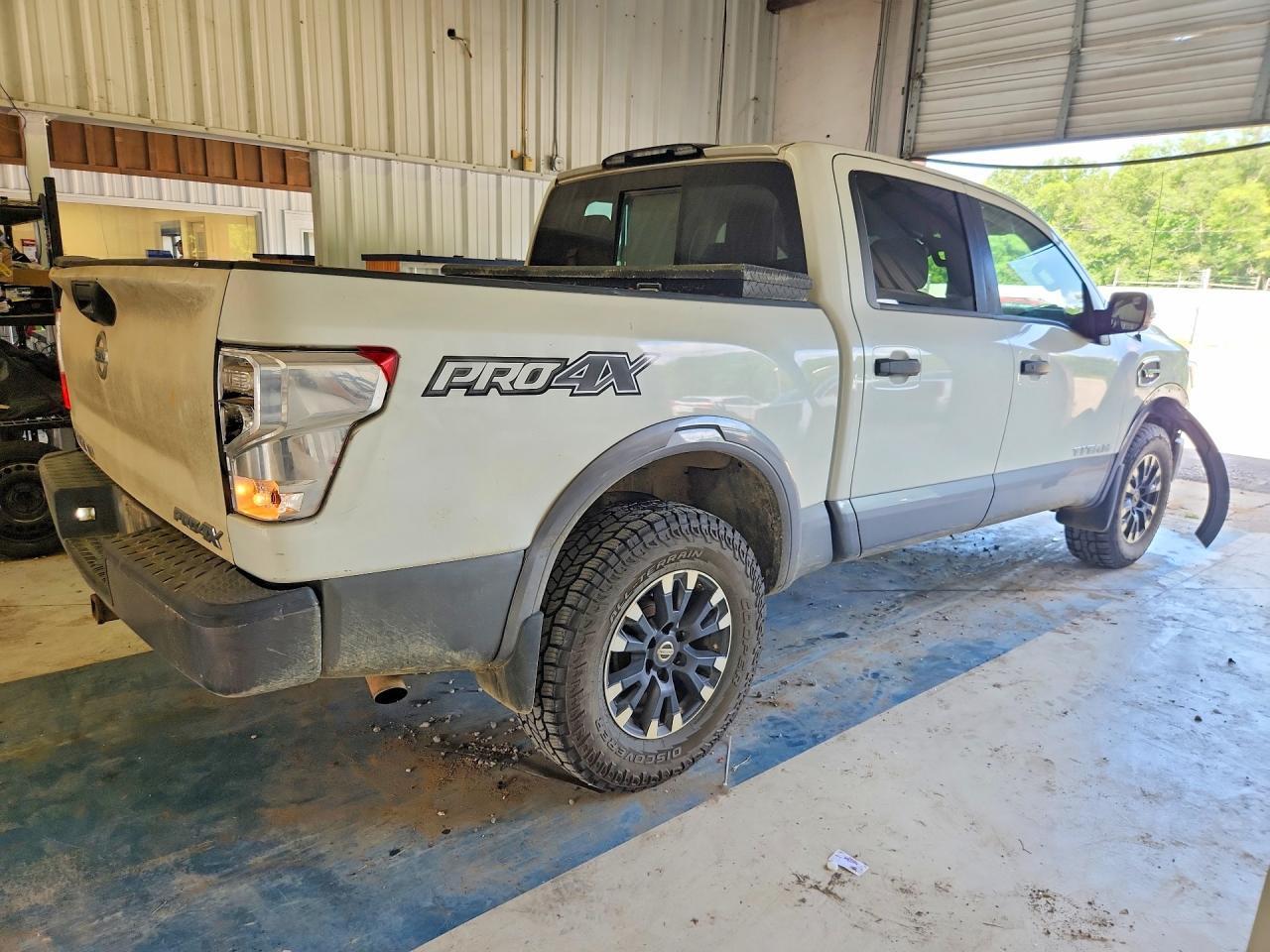 2017 Nissan Titan Pro-4X - zdjęcie 3