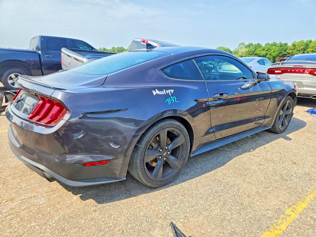 2022 Ford Mustang - zdjęcie 3