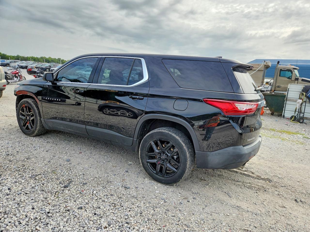 2021 Chevrolet Traverse Ls - zdjęcie 2