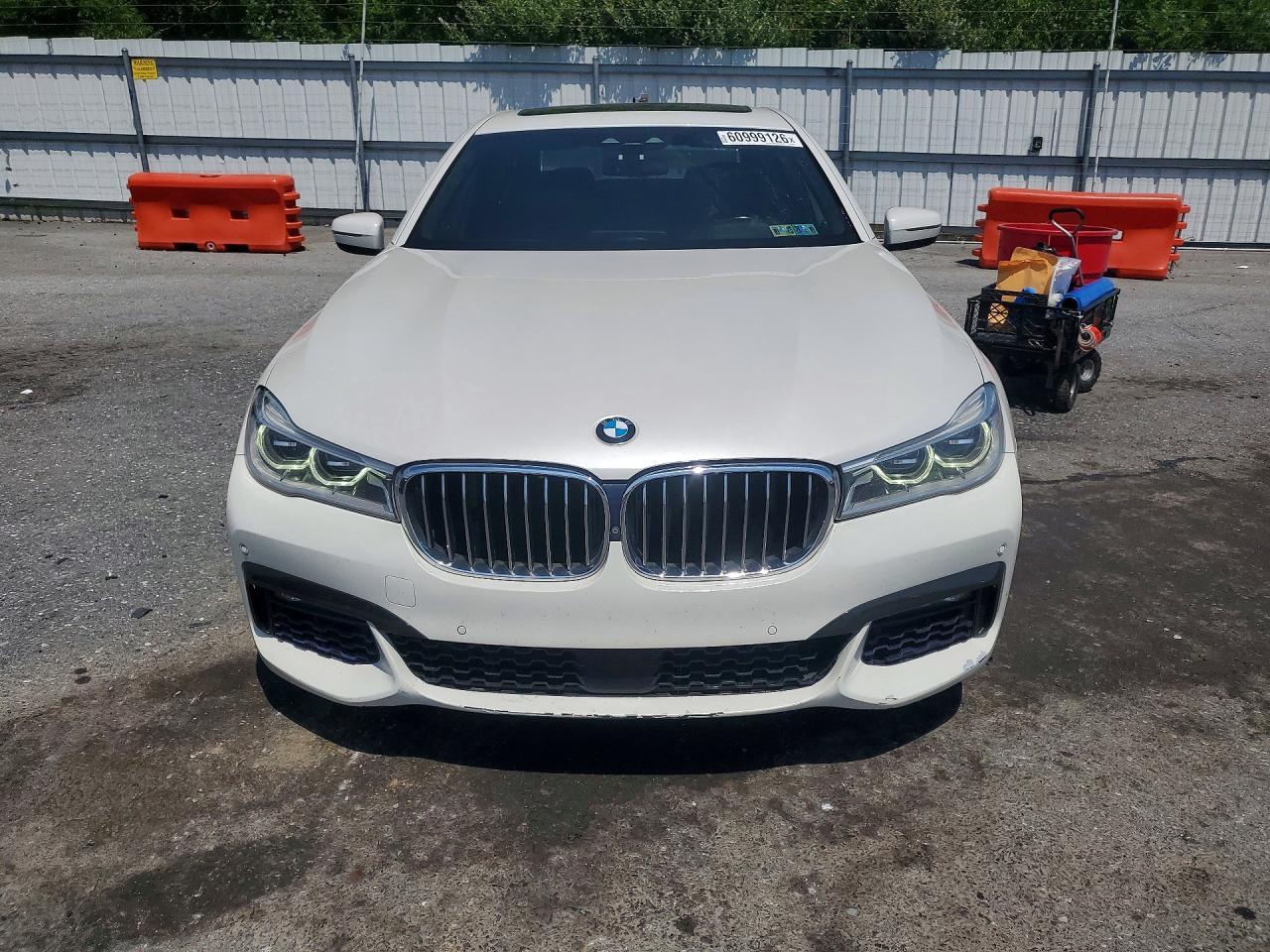 2016 BMW Seria 7 750i - zdjęcie 5