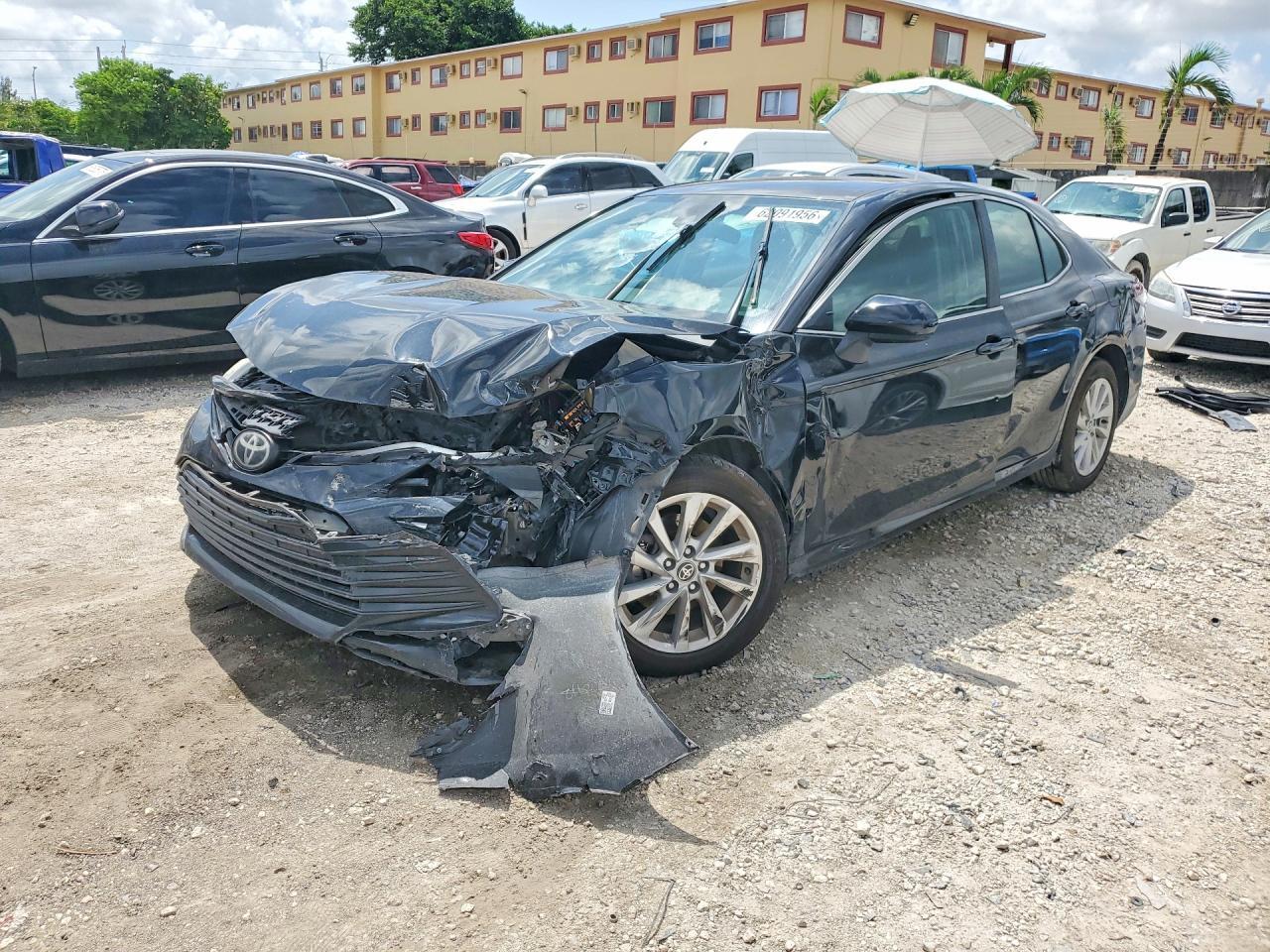 2022 Toyota Camry Le - zdjęcie główne