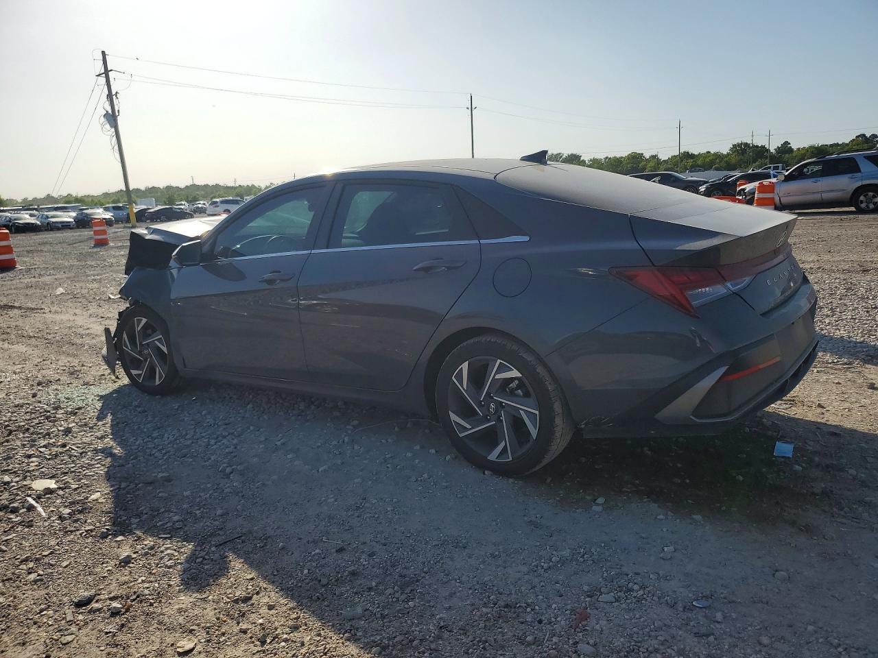 2025 Hyundai Elantra Limited - zdjęcie 2