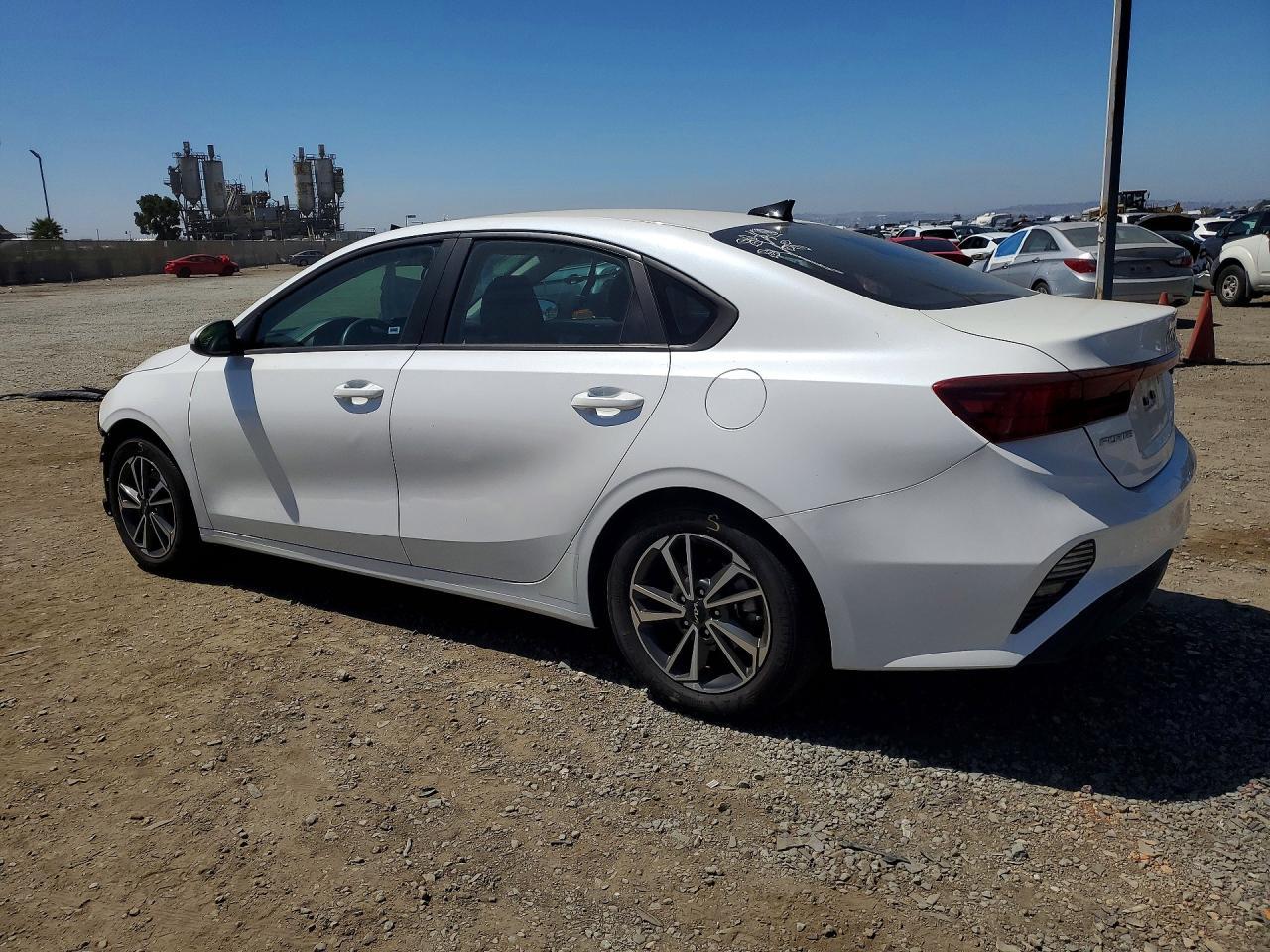2022 Kia Forte Lxs - zdjęcie 2