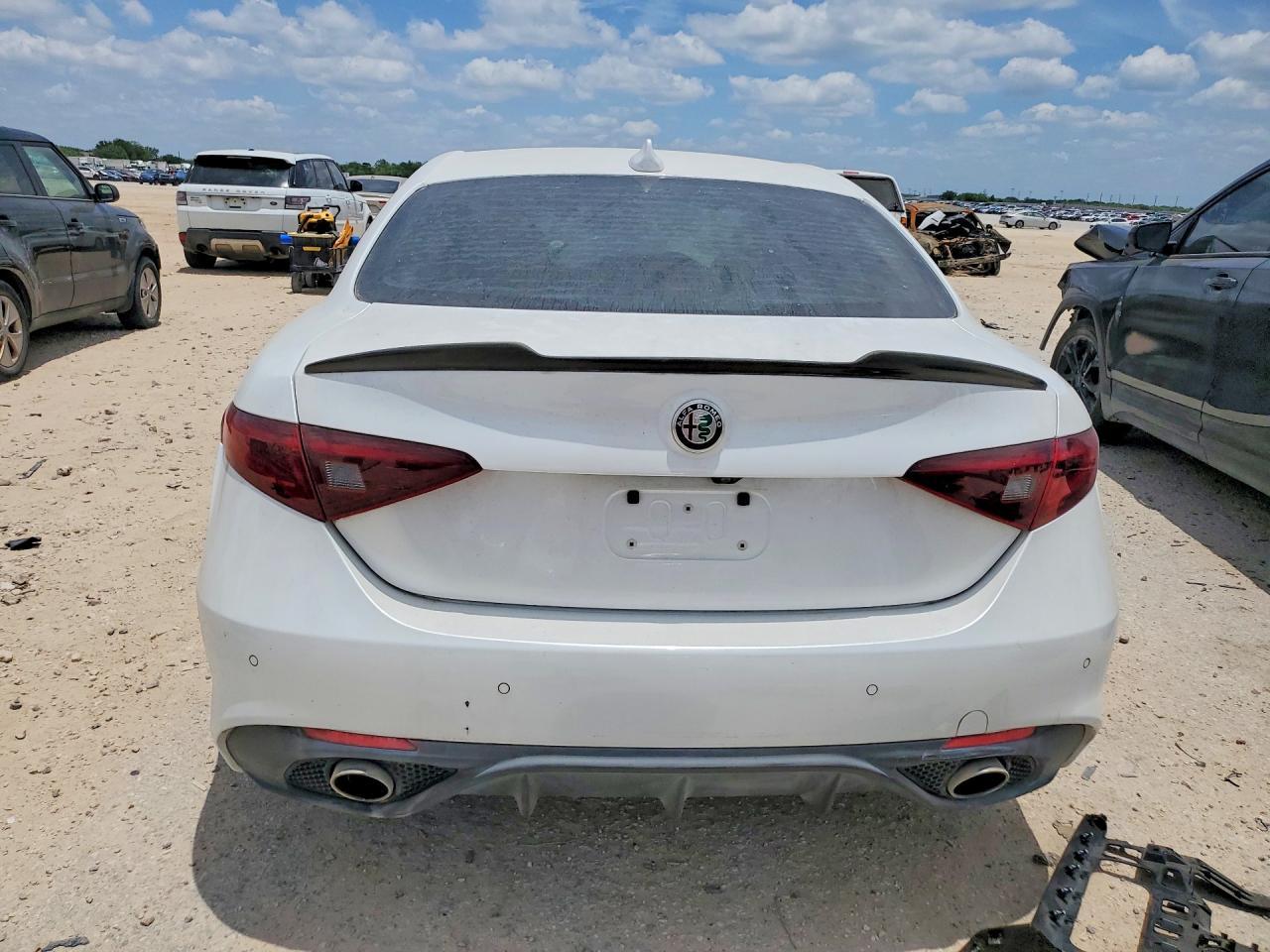 2017 Alfa Romeo Giulia Ti - zdjęcie 6